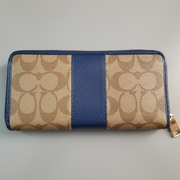 COACH Beautiful Large Zippy compact Wallet Signature - Picture 2 of 16